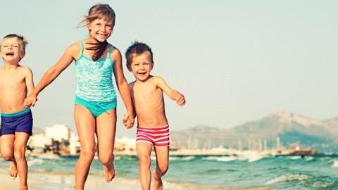 Καλοκαίρι σημαίνει παιχνίδι μέχρι το σούρουπο, παγωτά (κρυφά απ’ τη μαμά) και γδαρμένα γόνατα